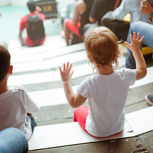 Meilleurs spectacles à voir en famille en 2025 : Un enfant assis sur les marches d'une estrade