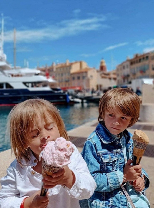 Barbarac : Des enfant mangent des glaces au bord de l'eau