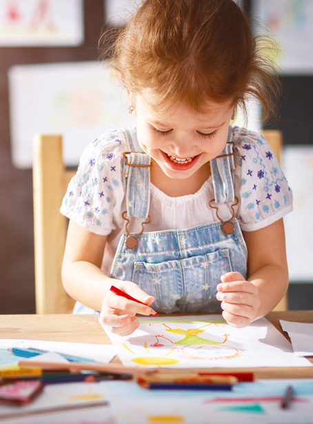 Des coloriages originaux pour les enfants : petite fille qui colorie