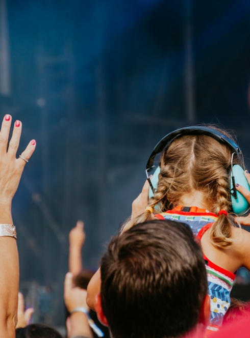 Top des festivals de l'été : Petite fille sur les épaules de son papa pendant un concert