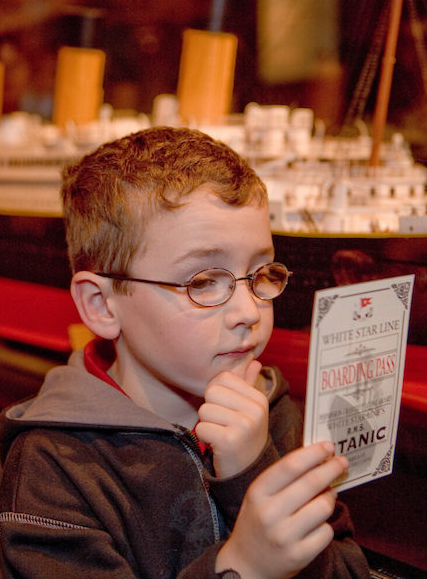 Titanic L'Exposition : enfant avec un bording pass