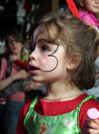 Carnaval des enfants avec Fanfarinha : fillette maquillée