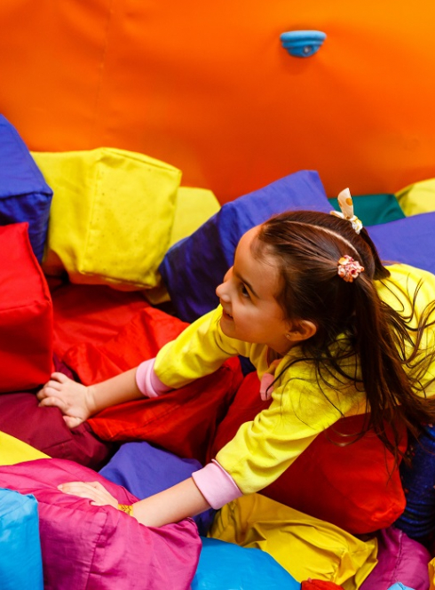 Just For Kids Wattrelos : Une petite fille joue dans une structure gonflable