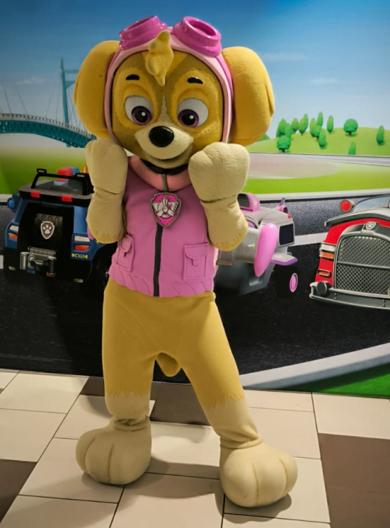 Stella danse dans le centre commercial