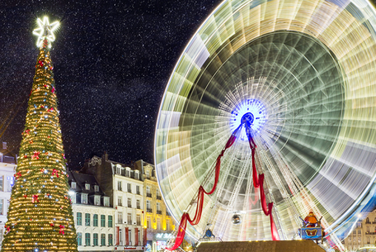 La Grande Roue de Lille : Grande roue ocôté du sapin de Noël de nuit