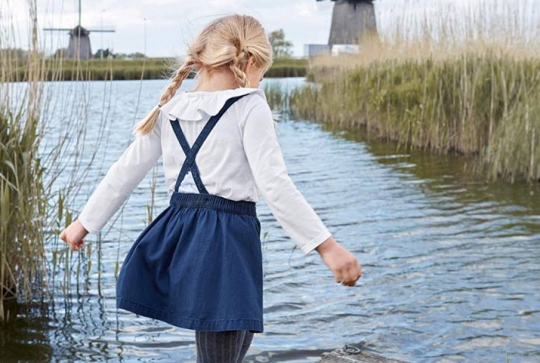 Une jupe à bretelles