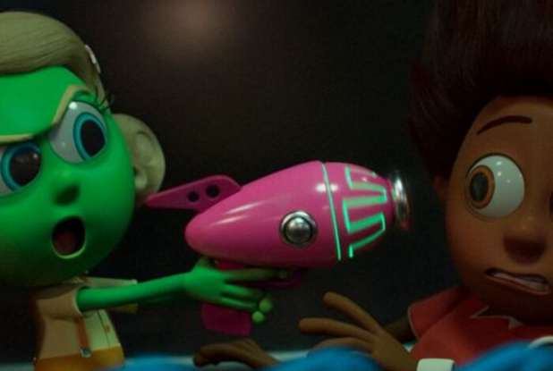 Extra : Allan, Britney et le vaisseau spatial : Britney braque son pistolet sur Allan