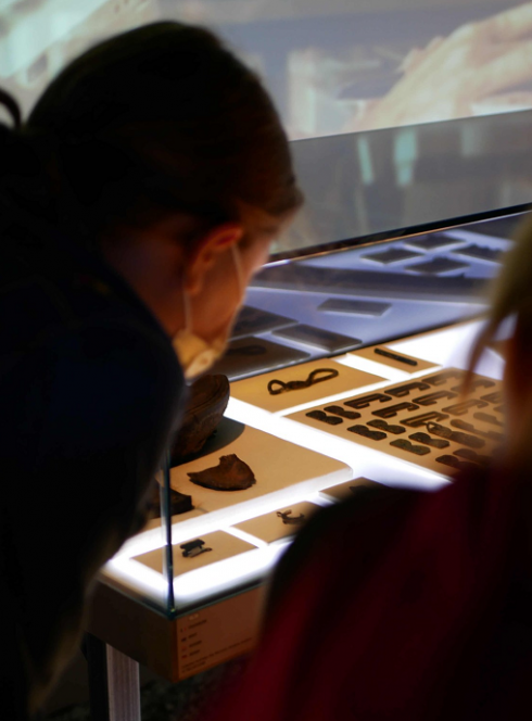 Journées européennes de l'archéologie : Des enfants observent une collection