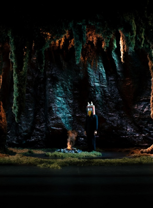 Vers les métamorphoses - Etienne Saglio : Une grande marionnette au milieu d'un déco en forêt