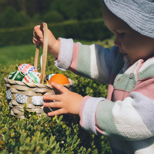 Chasse aux œufs 2024 dans la ville de Mèze : enfant et son panier rempli d'œufs de Pâques