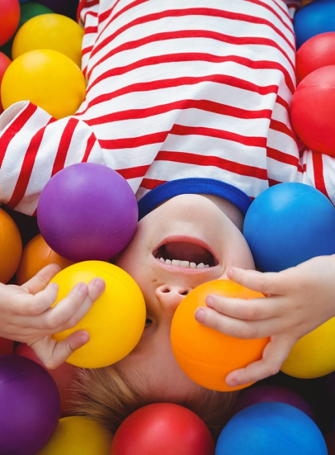 Enfant dans une piscine à balles - Créteil Soleil