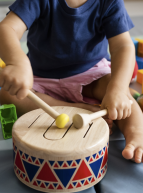 Bébé jouant du tambour