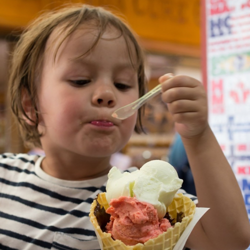 Azzurro Artisan Glacier : Enfant avec un cornet de glace