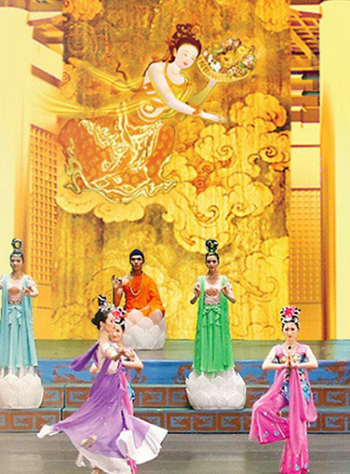 Shen Yun: Tournée 2025, danseuses sur scène dans un décor impressionnant