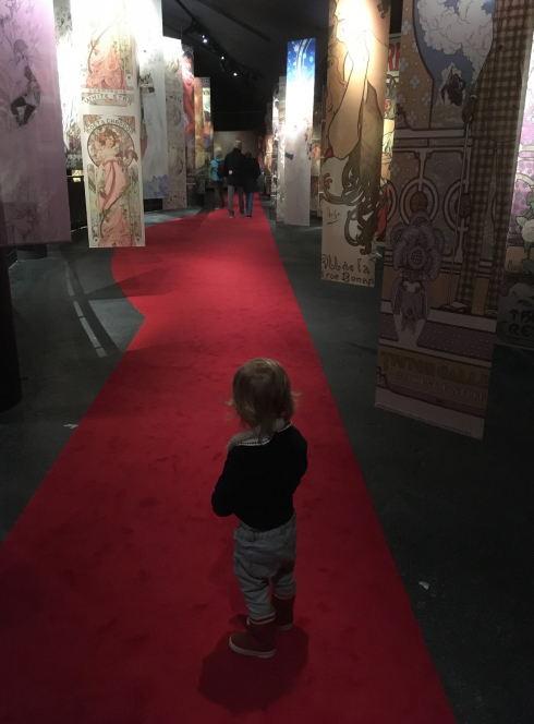 Eternel Mucha : enfant en visite