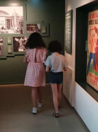Musée de la Libération : Deux petites filles visitent