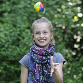 Petite fille qui jongle