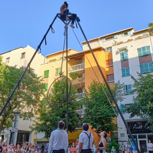 Festival Rue(z) & Vous : Des artistes de rue sur un agrès en hauteur