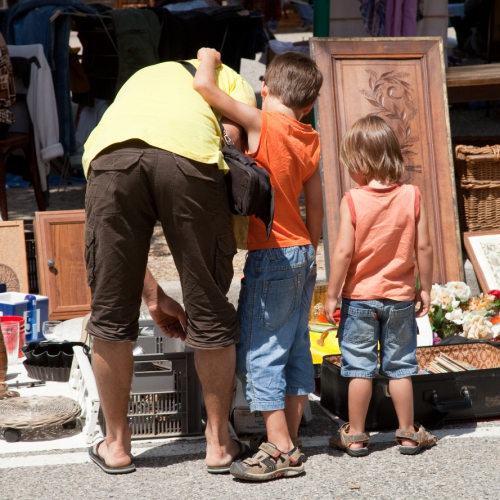 Famille dans une brocante