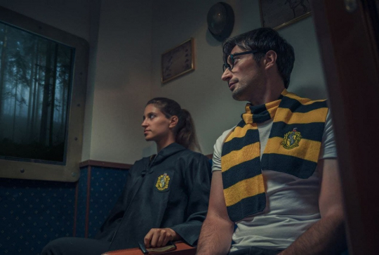 Blackout Room : Une jeune femme et un jeune homme déguisés sur le thème d'Harry Potter