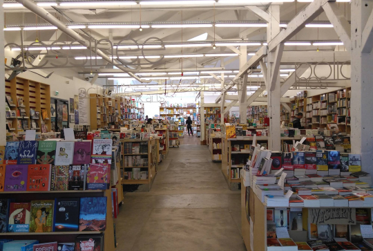 Le Merle moqueur : allée de livres