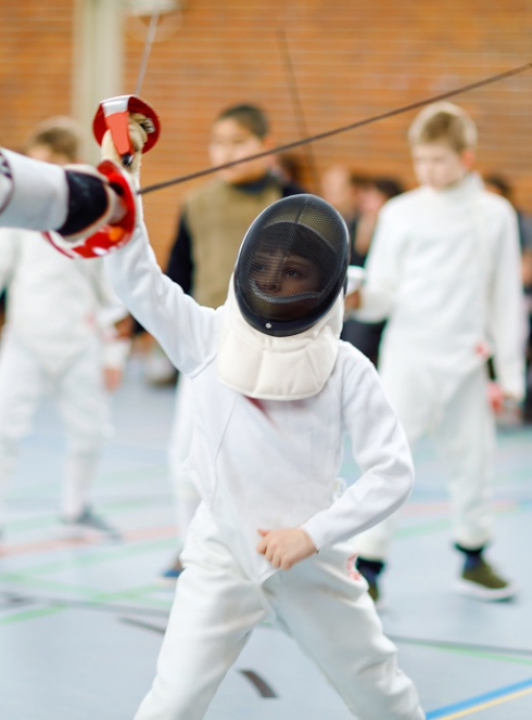 OGC Nice Escrime : Un petit garçon fait de l'escrime