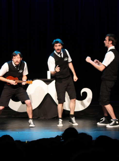 Pétiloquent Moustache Poésie Club