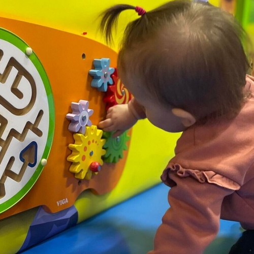 Raptor Parc : Bébé qui joue avec une structure ludique