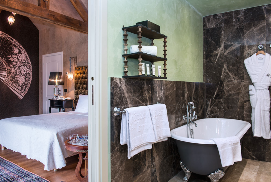 Chambre et salle de bain du Château de l’Épinay