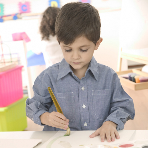 Enfant qui fait de la peinture