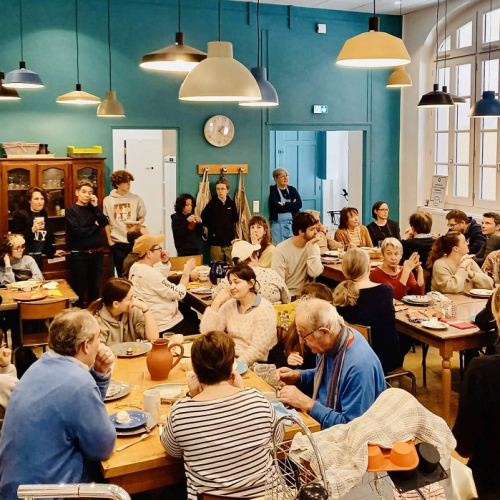 Les Petites Cantines Vieux-Lyon : Toutes les générations réunies autour de plusieurs tables dans un restaurant