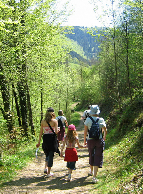 Famille en balade autour de Lyon en été