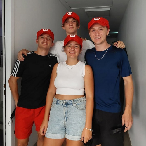 Mysteroom : Une équipe de jeunes avec des casquettes Mario