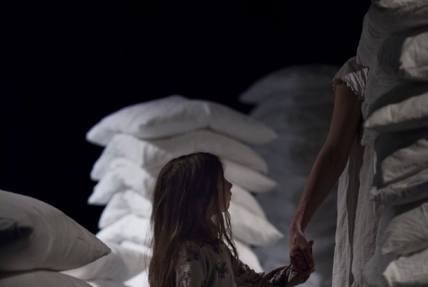 1000 chemins d'oreillers - jeune fille interragit