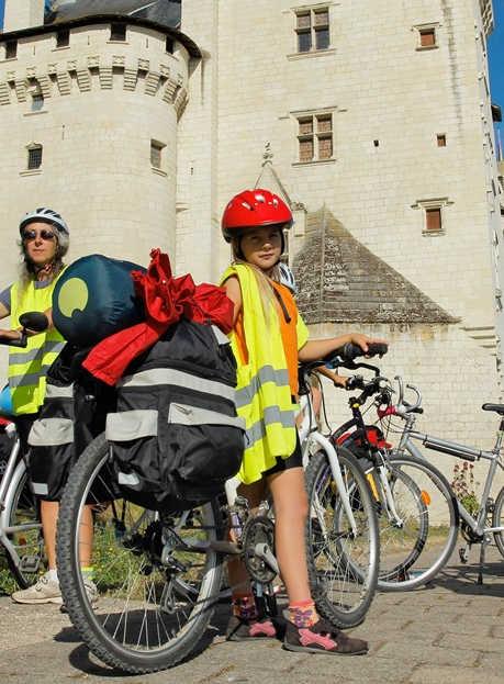 Un château de la Loire visité en vélo par une famille