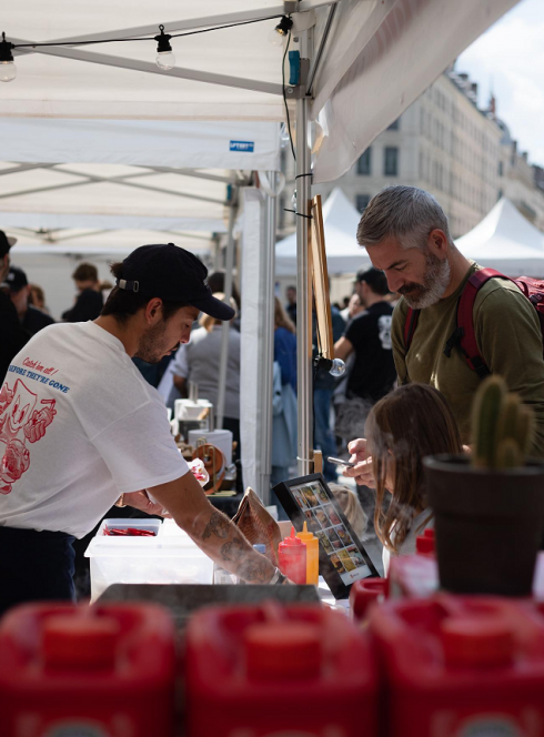 Lyon Braderie Festival : Une petite fille et son père commandent à manger