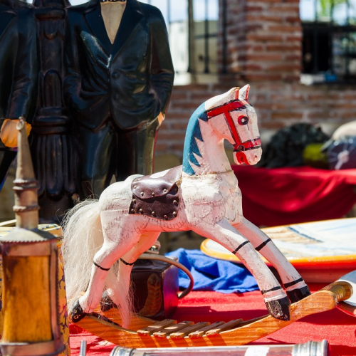 Braderie des enfants à la Maison de Quartier de Wazemmes : petit cheval en bois