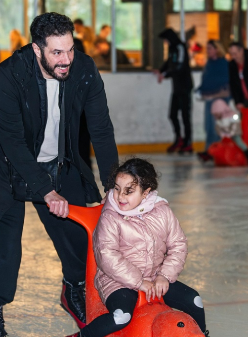 Patinoire Serge Charles : Une petite fille et son papa à la patinoire
