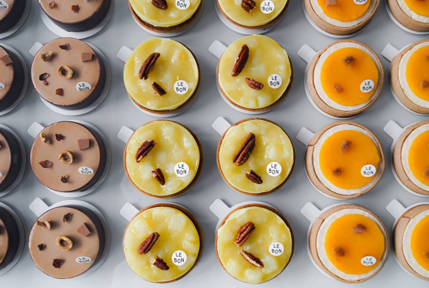 Le Bon Pâtisserie : vue des pâtisseries d'en haut