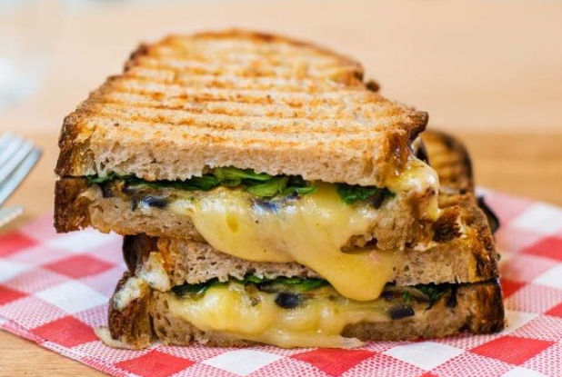 Des sandwichs toastés chez Surprise Party