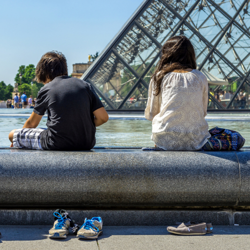 Enfants au musée du Louvre les pieds dans l'eau