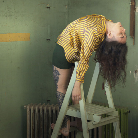 Expo Double Jeu : Une femme en équilibre sur un escabeau