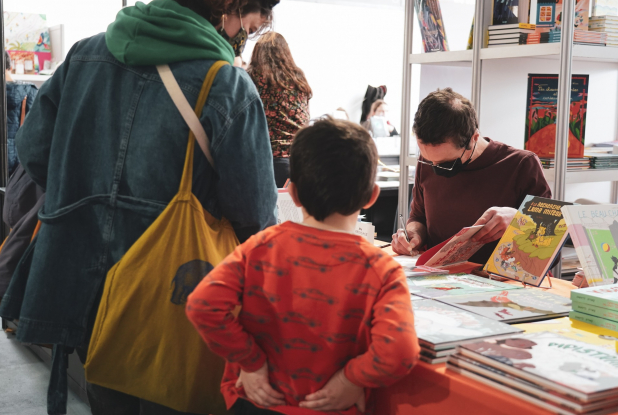 Les Escales du Livre : un garçon face à un auteur en dédicace