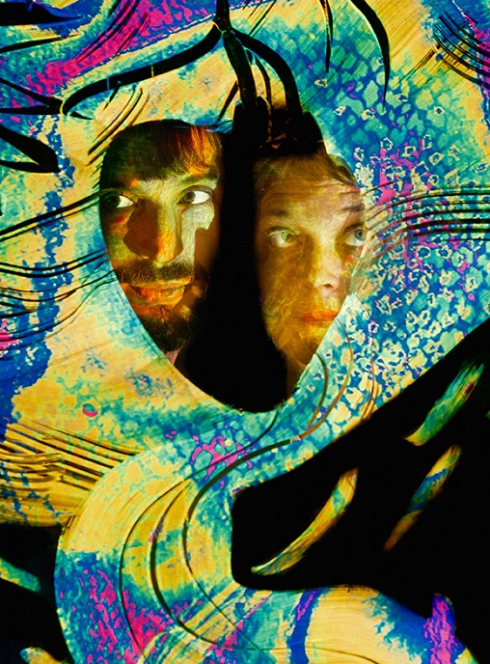 Anatopies : Les têtes d'un homme et d'une femme au milieu d'un écran lumineux