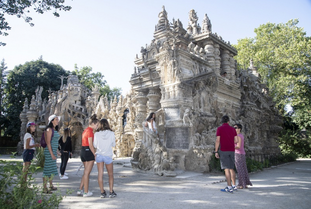 Palais du facteur Cheval - touristes