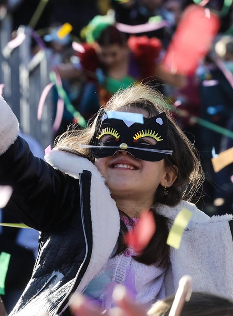 Carnaval de Nice : fillette avec masque et confettis