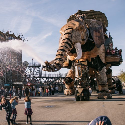 Les Machines de l'île de Nantes : l'éléphant arrose des enfants