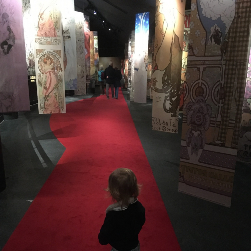 Eternel Mucha : enfant en visite