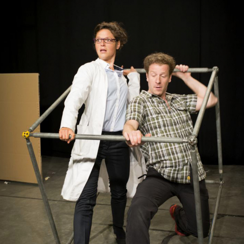 Miss Ouifi et Koubrev font des expériences