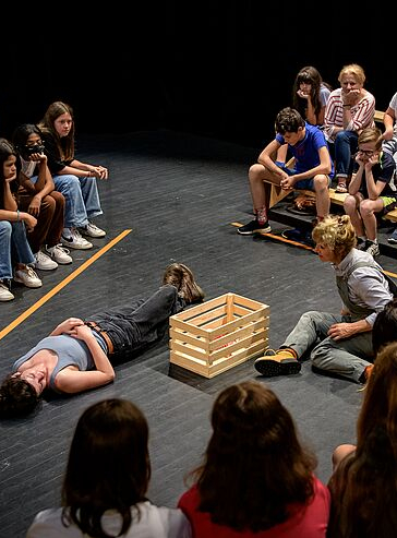 La tête ailleurs - une scène rapprochée